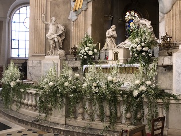 Des fleurs blanches fraîches pour un mariage parisien