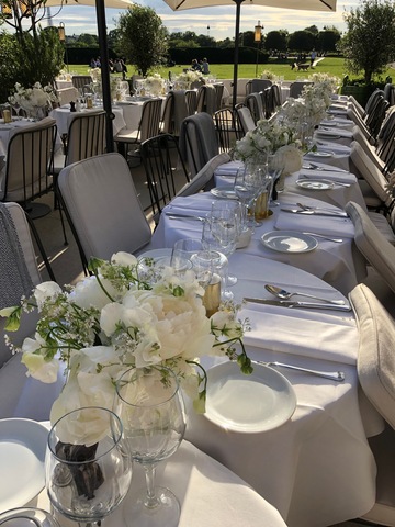 Des fleurs blanches fraîches pour un mariage parisien