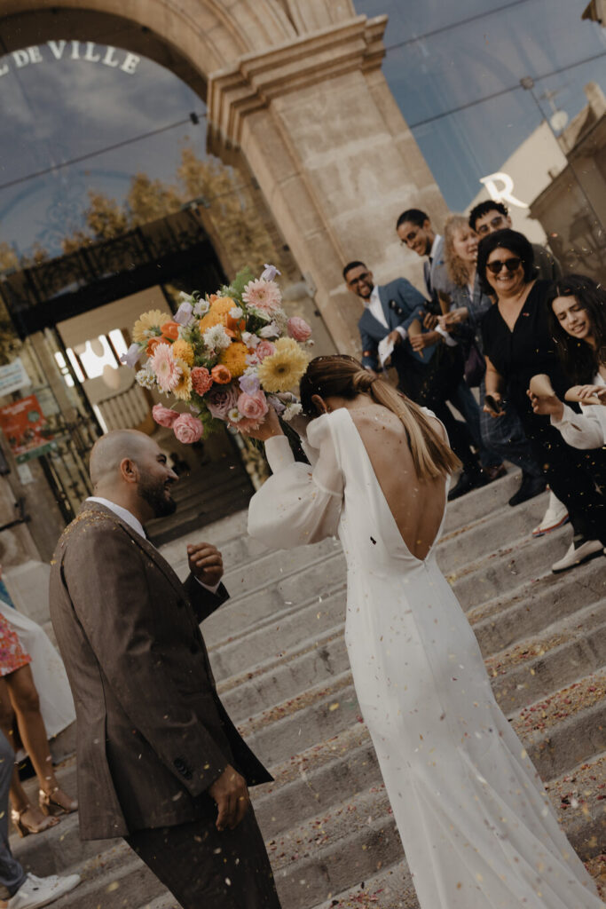 Le symbolisme du lancer de bouquet de mariée