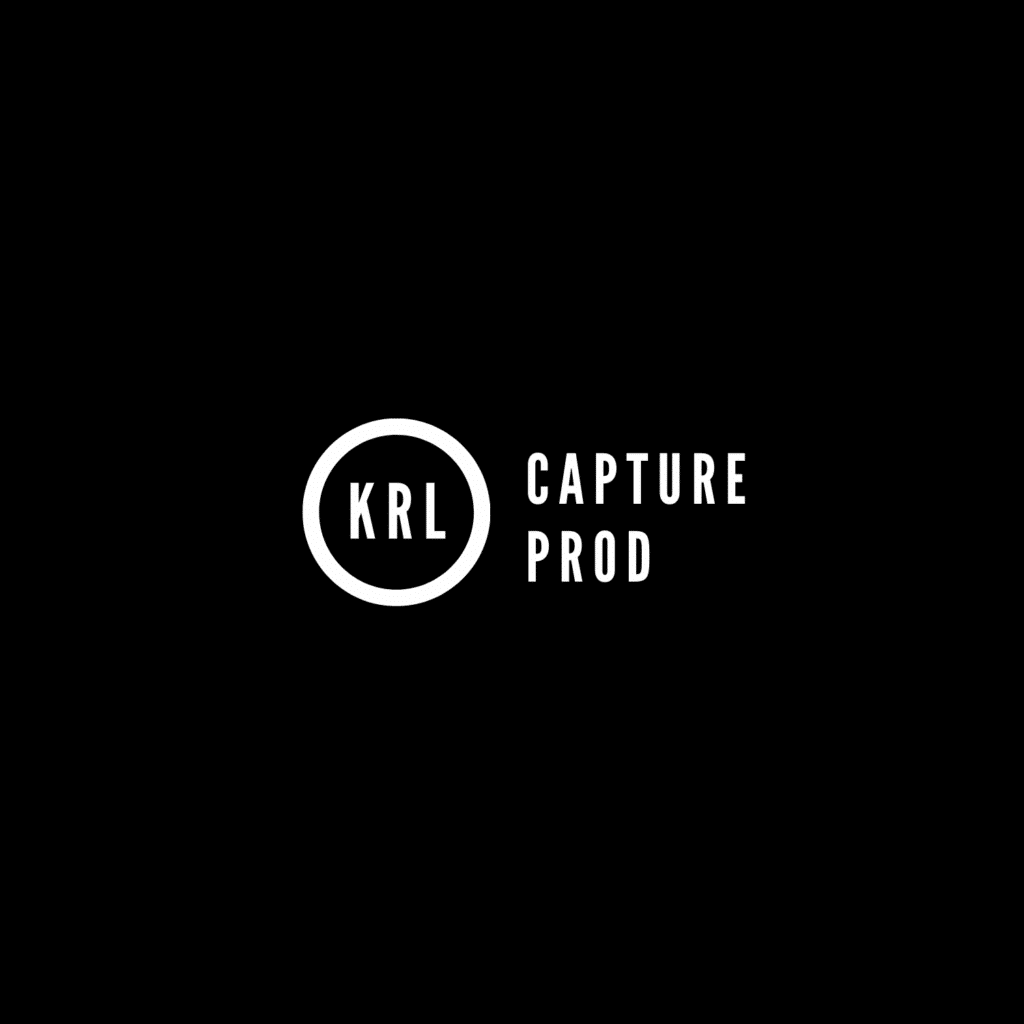 Logo KRL Capture Prod : Design minimaliste blanc et noir Logo minimaliste en blanc sur fond noir : cercle contenant les lettres 'KRL' à gauche, et le texte 'CAPTURE PROD' aligné verticalement à droite.
