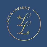 Logo 'Lace & Lavande' Élégant - Monogramme Fleur de Dentelle Logo circulaire or pour 'Lace & Lavande' avec un monogramme stylisé 'LL' orné de petites feuilles, sur fond bleu nuit.