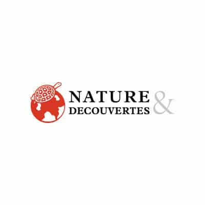 Logo Nature & Découvertes : Tortue et Terre pour la nature Logo Nature & Découvertes : tortue rouge sur un globe terrestre stylisé à côté du texte "NATURE & DECOUVERTES" avec le '&' en gris.