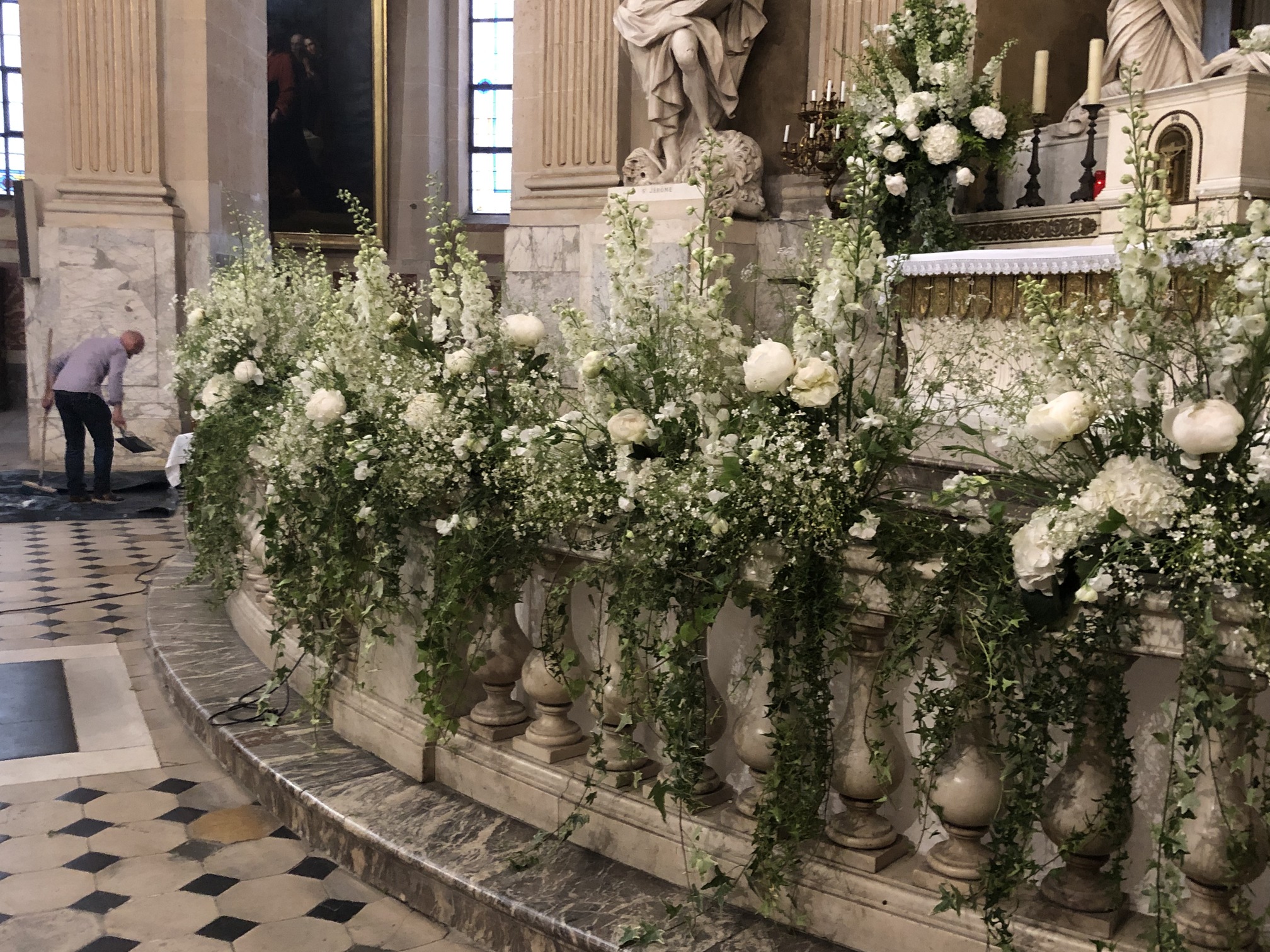 Des fleurs blanches fraîches pour un mariage parisien
