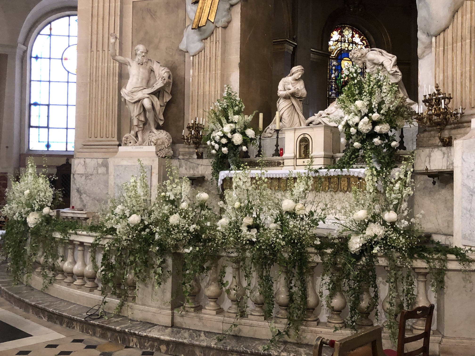 Des fleurs blanches fraîches pour un mariage parisien