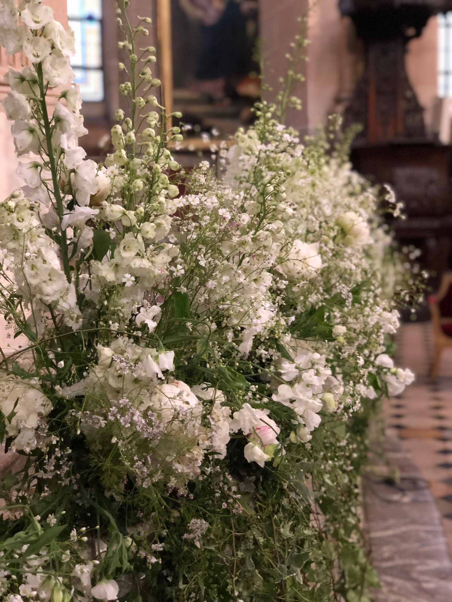 Des fleurs blanches fraîches pour un mariage parisien