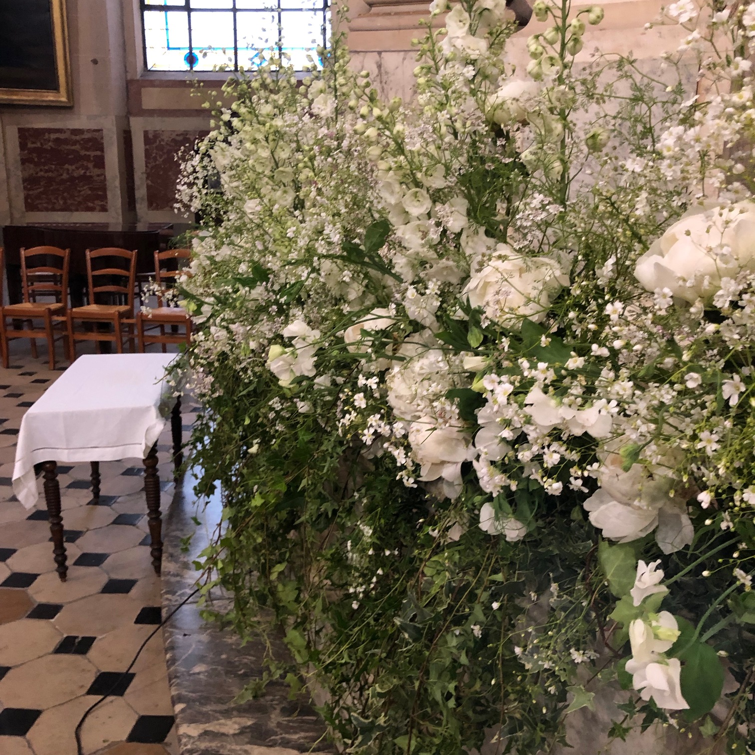 Des fleurs blanches fraîches pour un mariage parisien