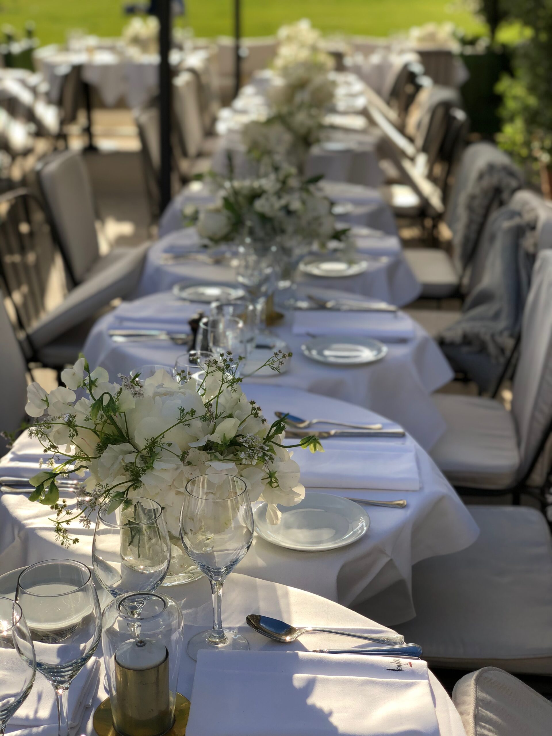 Des fleurs blanches fraîches pour un mariage parisien